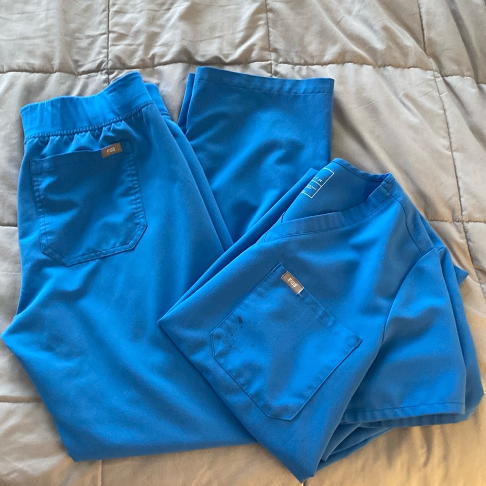 FIGS!! Set of medium scrubs 💙